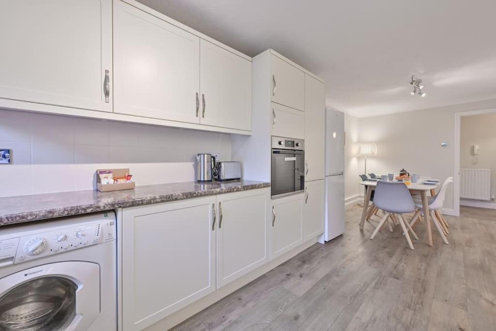 Spacious Sandbanks Apartment Near Beach And Bars With Free Parking Poole Dış mekan fotoğraf